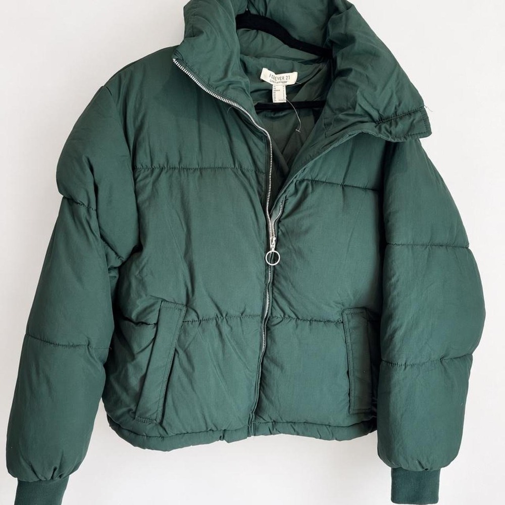Forever 21 forest green puffer jacket • size L